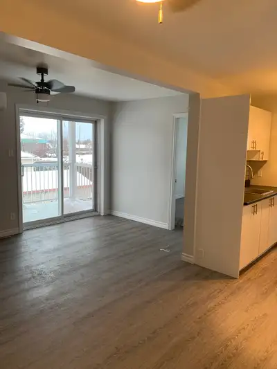 4½ à louer entièrement rénové, au 2e étage. au 720 rue Fortier, Acton Vale dans un immeuble à 4 loge...