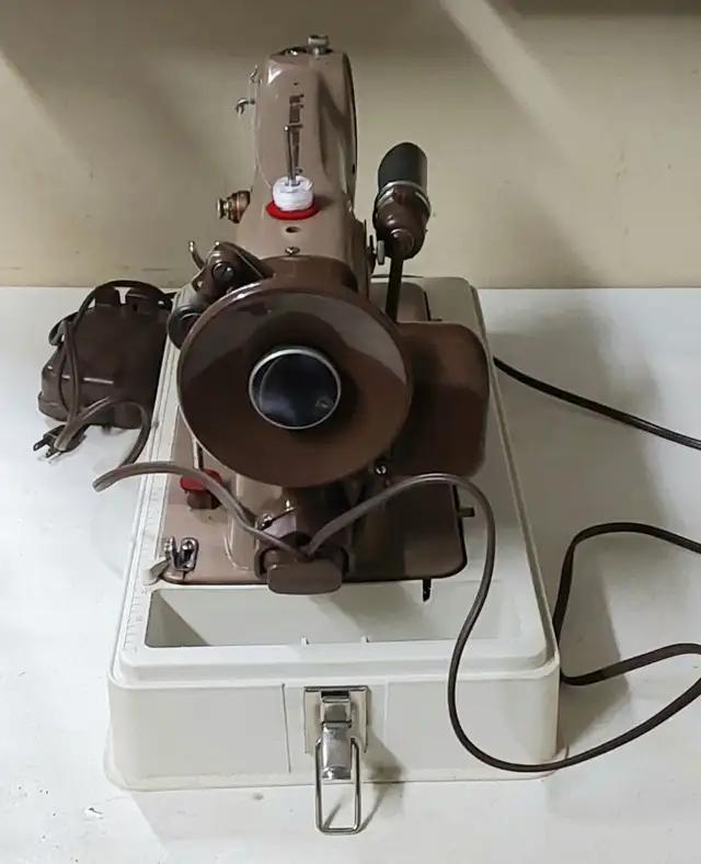 Machine à coudre Singer propre fabriquée au Québec in Other in Sherbrooke - Image 6