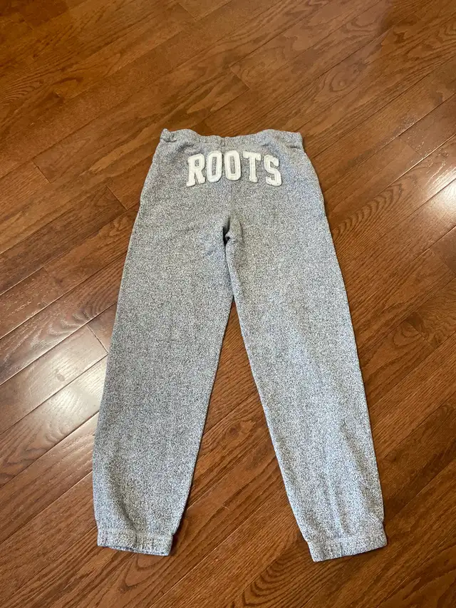 Roots girls sweatpants - size 12 in Kids & Youth in Mississauga / Peel Region - Image 3
