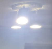 ⭐️⭐️⭐️⭐️⭐️ directional ceiling spot light white w 3 light bubs