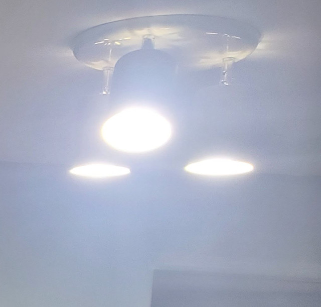 ⭐️⭐️⭐️⭐️⭐️ directional ceiling spot light white w 3 light bubs in Indoor Lighting & Fans in Edmonton