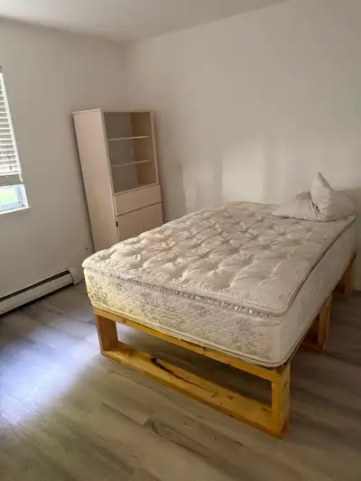Move in now We are looking for a male tenant for our newly renovated place. A 2 minute walk to the n...