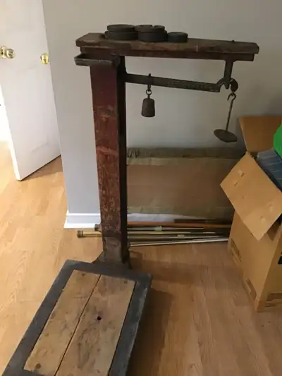 BALANCE ANTIQUE AVEC PESÉES.....EN BOIS ET MÉTAL....BELLE DÉCO, View more