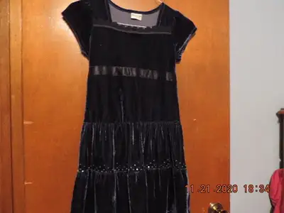 This pretty navy dress with its sparkly threads is in excellent condition with no rips or stains. Fr...