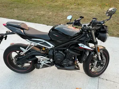 Rs comes with upgraded suspension, brembo brakes and dedicated track mode compared to other models....