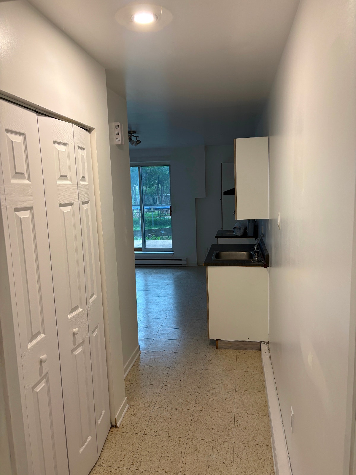 LIBRE TRES GRAND 3 1/2 à louer à Vimont — photo 2