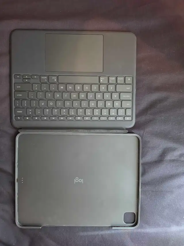 Like New - iPad pro M4/M5 Logitech combo touch keyboard case555210945122816006