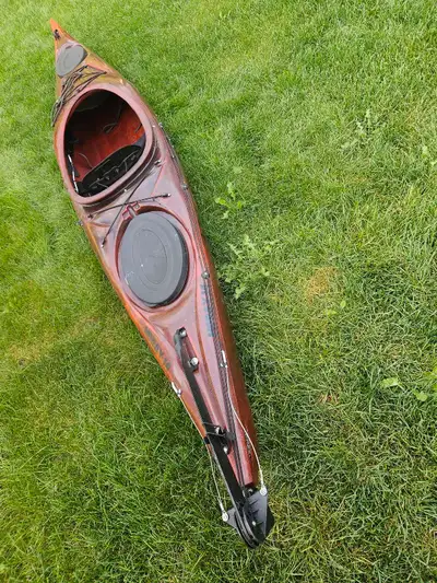 Kayak 14 pieds avec gouvernail Comme neuf, c'est un 2022 Valeur de 1500$ plus les taxes chez Atmosph...