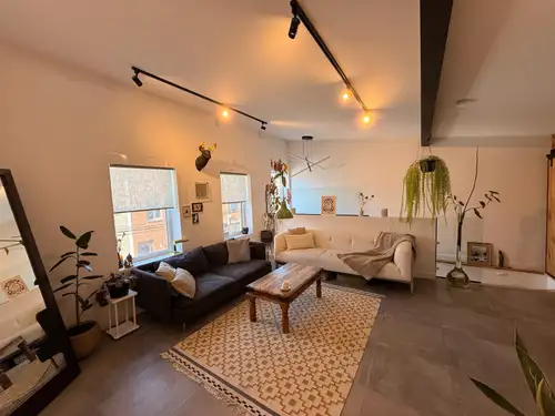 MAISON DE VILLE ENTIÈREMENT MEUBLÉE AU COEUR DU QUARTIER SAINT-SAUVEUR Cette superbe maison clé en m...