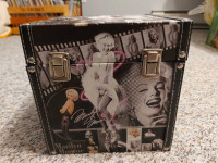 Marilyn Monroe square chest