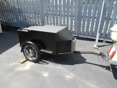 Black/gray with LED marker ligths all around, weighs 70lbs, pulls easy with incredible stability, id...