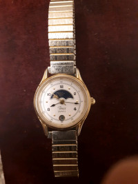 Women Timex Watch T27901 Sun Moon Phase  Gold band Case Vintage