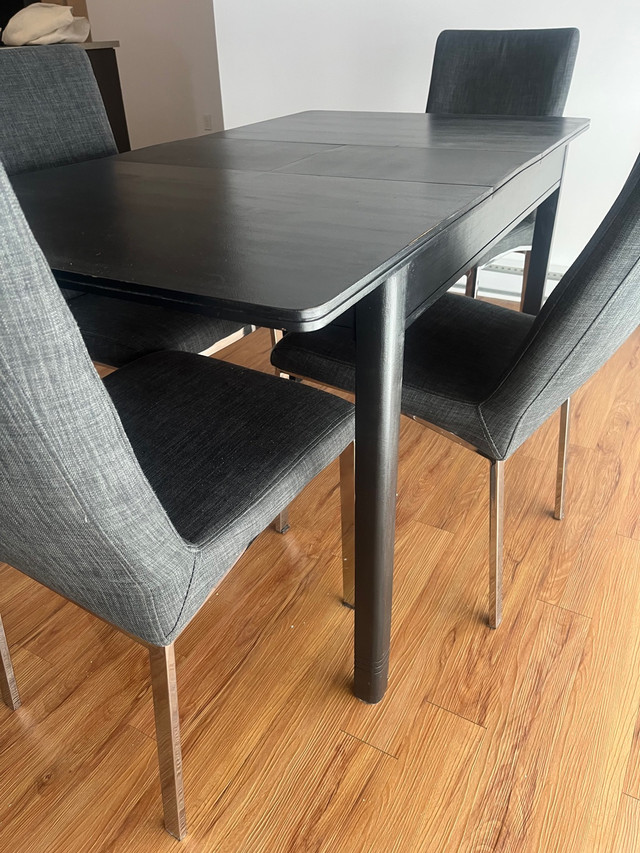 Table et 4 chaises  dans Mobilier de salle à manger et cuisine  à Sherbrooke - Image 3