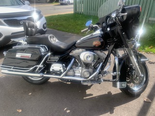 This pre-owned Harley-Davidson touring motorcycle is ready for the open road, featuring a classic bl...