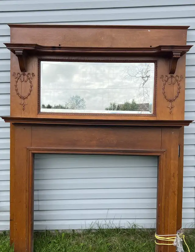 Manteau de foyer en chêne antique avec miroir biseauté in Fireplace & Firewood in Thetford Mines - Image 7
