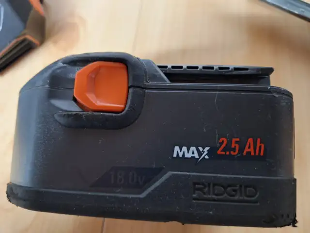 RIDGID R8652    7-1/4" 18 V SAW with BATTERY  **CHARGER SOLD** in Power Tools in Grand Bend - Image 7