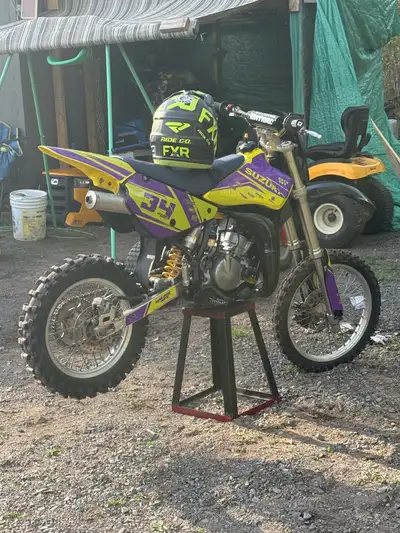Rm85 runs and rips, just finished cleaning it up and doing a fresh rebuild the bike only has about 3...