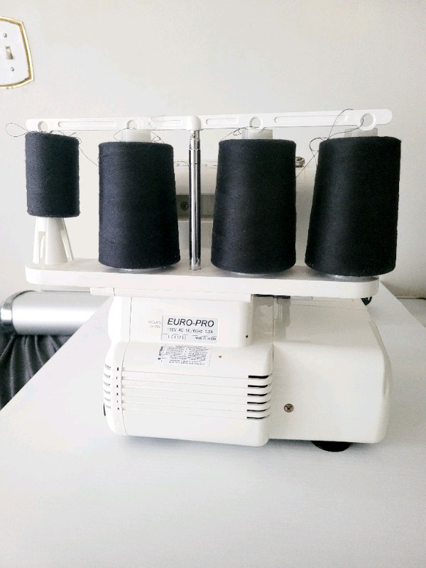 EURO PROX Serger Sewing Machine Model 100545 For PARTS / REPAIRS dans Loisirs et artisanat  à Ville de Montréal - Image 4