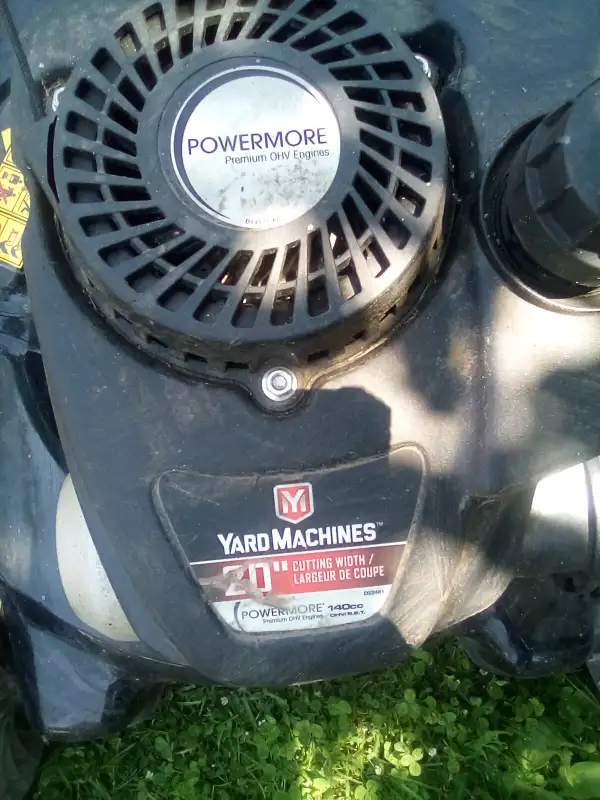 Yard Machines -tondeuse (Essence) in Lawnmowers & Leaf Blowers in City of Montréal - Image 2