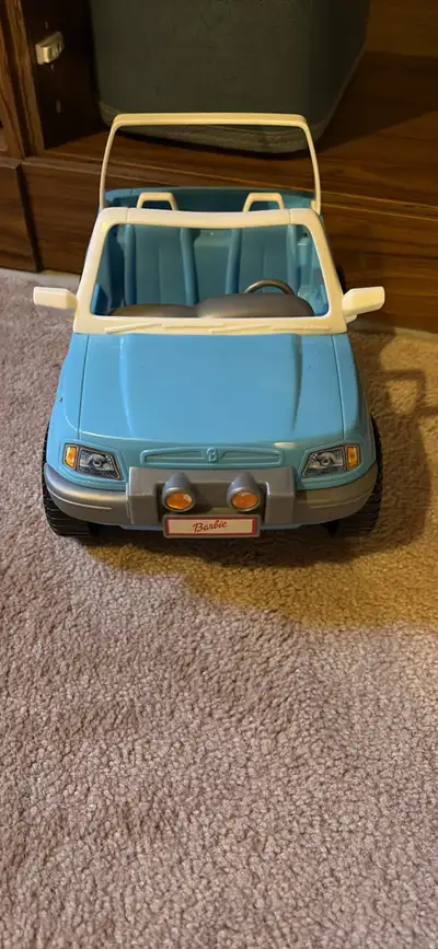 Get ready for adventure with this pre-loved Barbie Jeep featuring authentic detailing and rugged Goo...