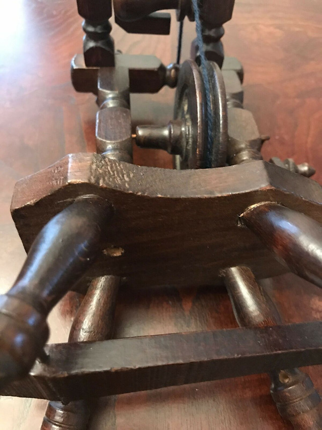 Vintage miniature hand made wooden spinning wheels 9”. in Arts & Collectibles in Markham / York Region - Image 3