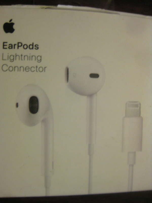 Apple Earpods with Lightning Connector. Remote Mic. Vol Control in Headphones in Mississauga / Peel Region - Image 2