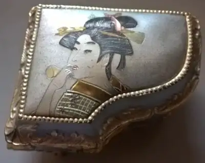 Vintage Etched Geisha Girl Piano Musical Jewelry box, All metal with Inside is a yellow felt lining...