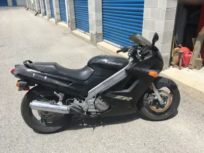 2004 ninja 250. Has been in storage awhile. If you want to see it start bring a battery Great beginn...