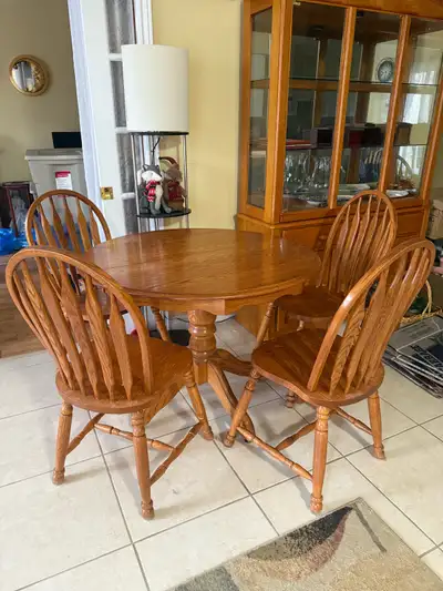 Round dinning room table Comes with 4 chairs and 2 leaves
