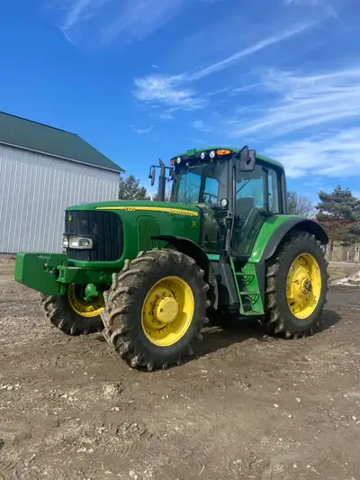 2006 John Deere 7220, 4700 hours, 24 speed power quad, 3 rear remotes, rear wiper and defrost, all 4...