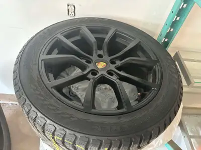 Pneu hiver….un an d’usure 285/45R 20 sur roue de Porsche Cayenne S