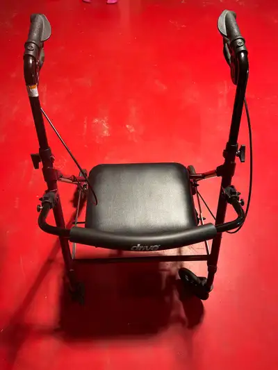 This Drive Medical rollator is a reliable mobility aid in good, pre-owned condition, perfect for pro...