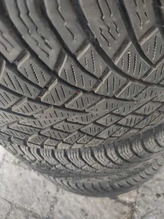 4 pneus hiver Nokian Hakkapeliitta 225-40R19 comme neufs in Other in Laval / North Shore - Image 3