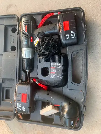 Craftsman 19.2V drill and light kit. Comes with case, batteries, charger.
