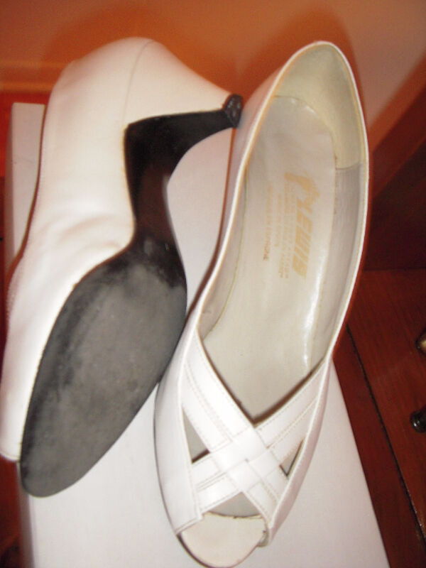 Souliers blancs, grandeur 7 1/2 (baisse de prix) dans Femmes - Chaussures  à Laval/Rive Nord - Image 2