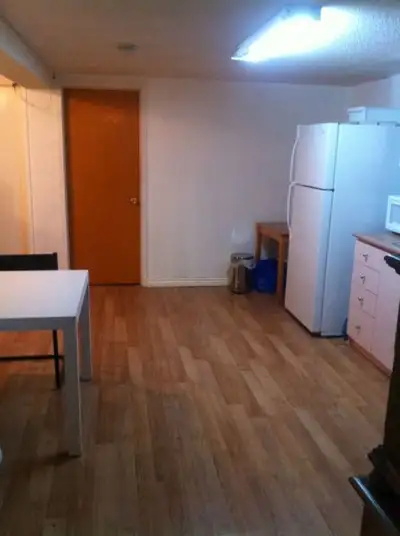 Private room in a comfortable 3-bedroom suite on ground floor. Very clean. - Female students dorm, S...