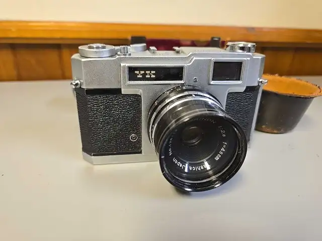 Yashica YK Camera 35mm Film Yashinon 1:2.8, f4.5cm Lens & case in Cameras & Camcorders in St. Catharines - Image 2