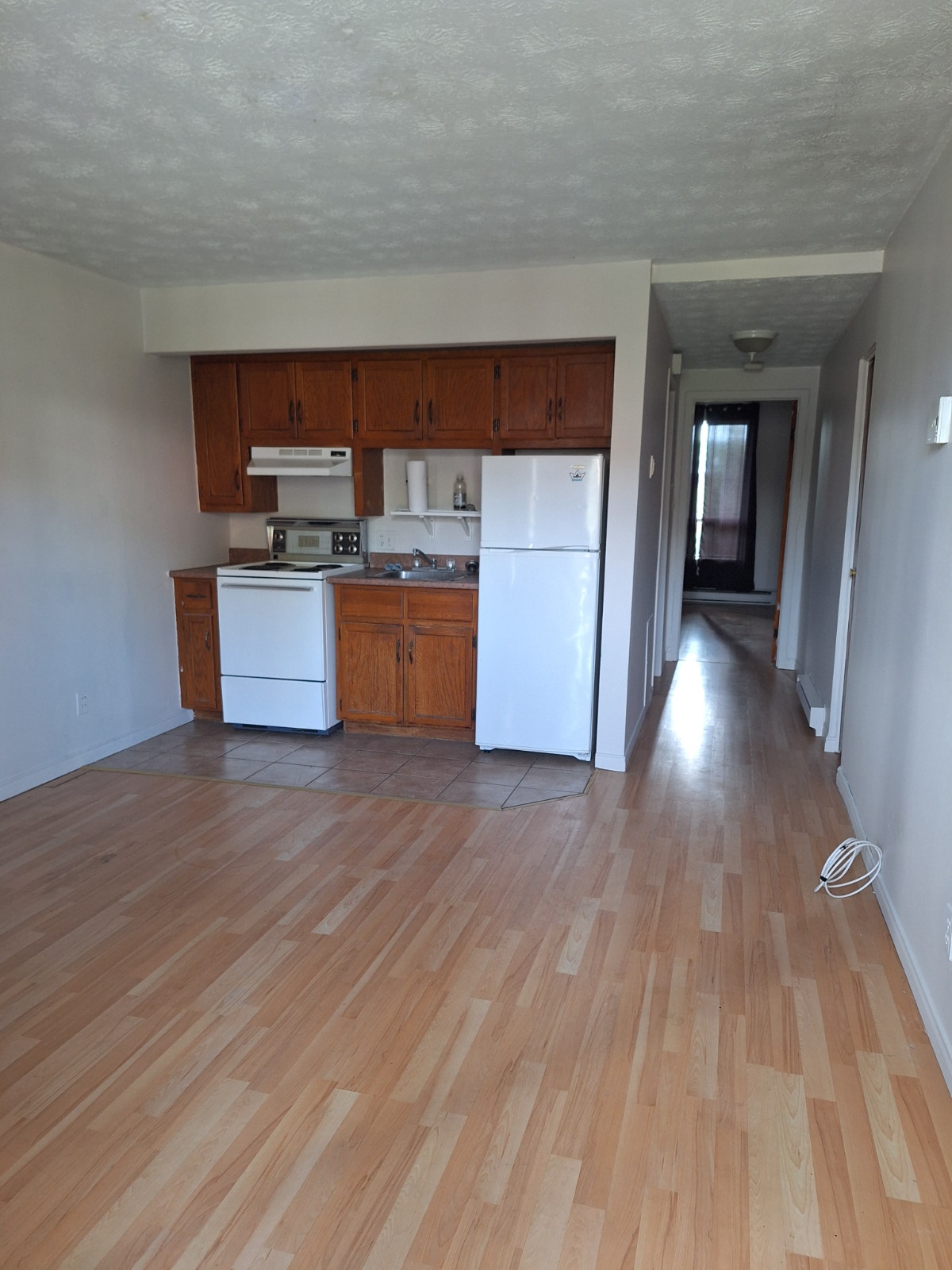 Logement, 2.5 pcs , poêle et frigo inclus, stationnement, — photo 3