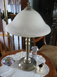 Jolie lampe de table à 2 ampoules. Hauteur : 22 pouces.