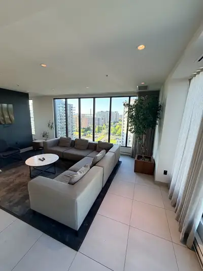 1 833 $/mois Disponible pour le 1er juillet. Grand 3½ spacieux | 900 pi² | TOUT INCLUS !!Cessation d...