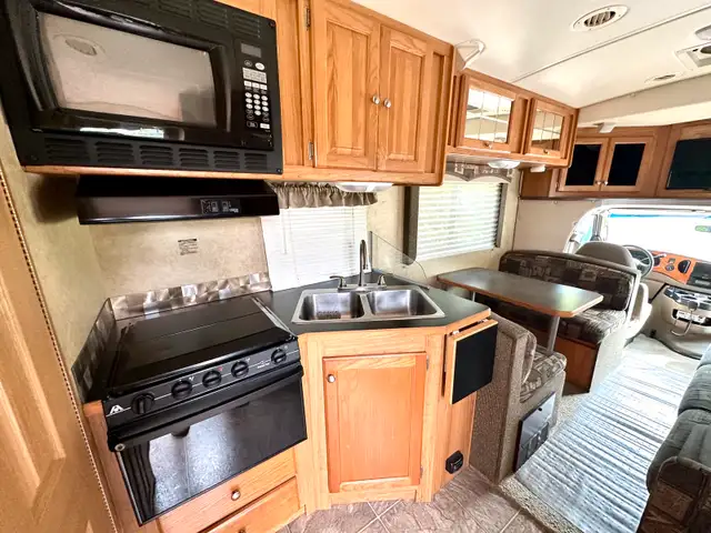 VR Motorisé Trail-Lite in RVs & Motorhomes in Québec City - Image 5