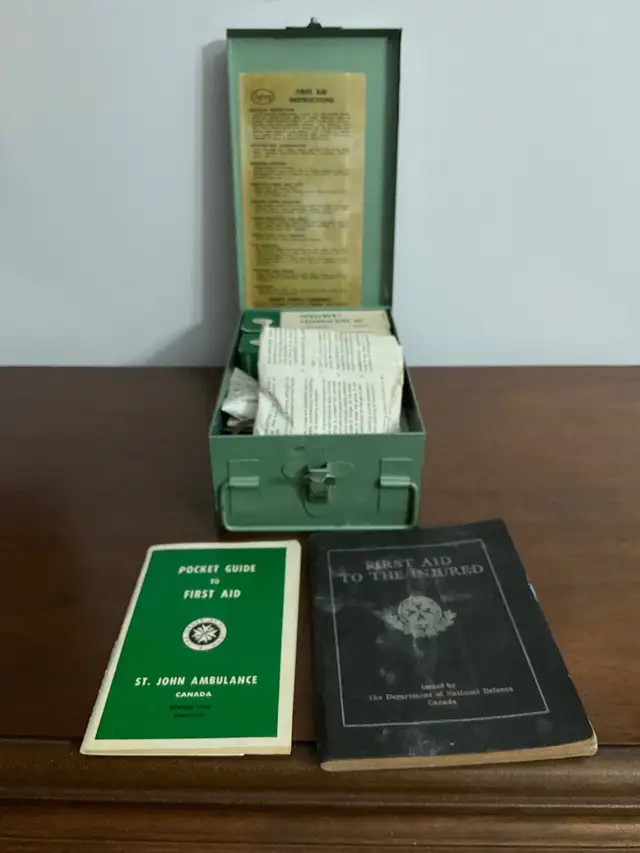 Vintage First Aid Kit $4064285830271873123