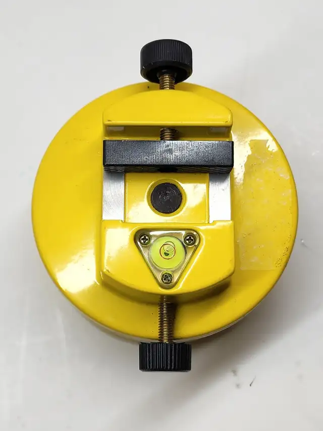 Johnson Level & Tool Laser Level w/ Tripod 9100/40-0909 in Hand Tools in Windsor Region - Image 8