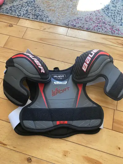 Inclus: La poche, non montrée; Plastron jr small, Culotte je small, Sport avec coquille je small, Ja...