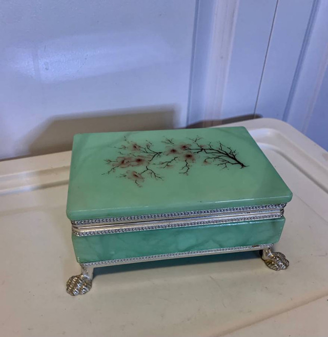 Vintage Green Alabaster Hand Carved Trinket Jewelry Box Silver A in Arts & Collectibles in Burnaby/New Westminster