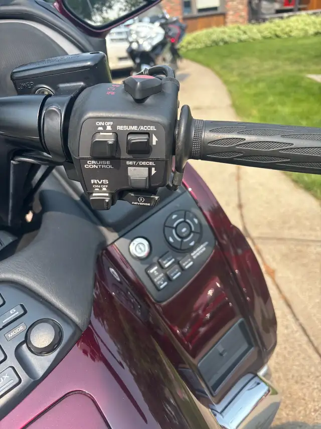 2006 Honda Goldwing Very low KM in Touring in Lethbridge - Image 9