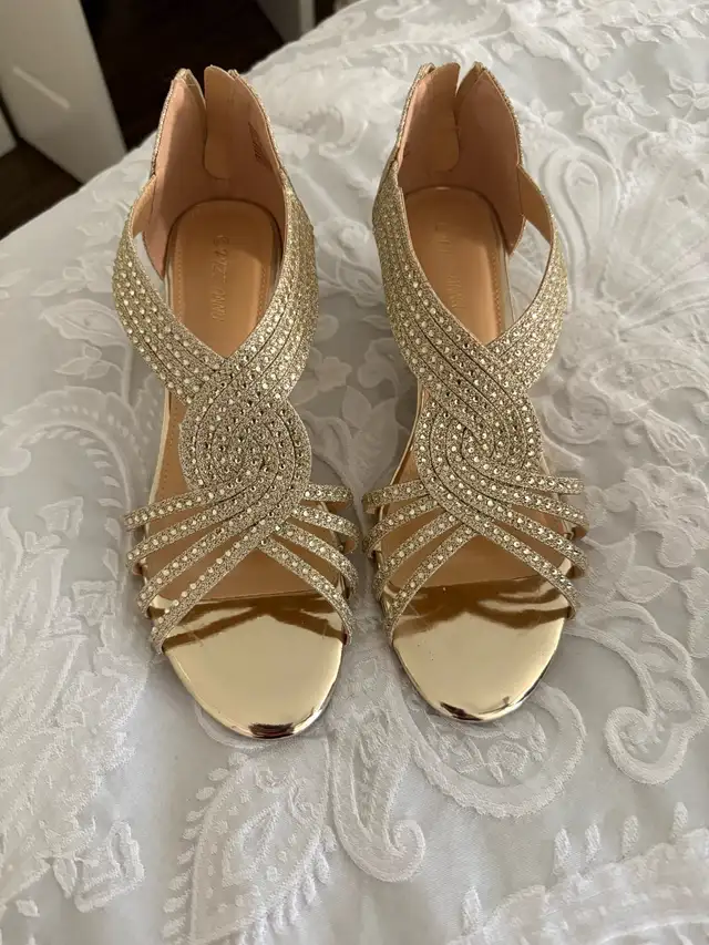 ladies shoes  size 8 half  in Women's - Shoes in Bedford - Image 3