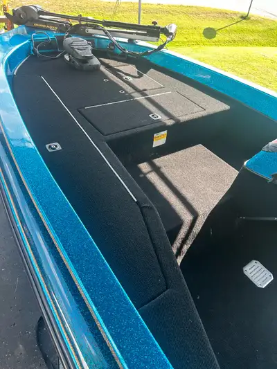 1988 Skeeter 150sx paired with matching 1988 Johnson GT150, new carpet, 10 foot Minn Kota talon, Low...