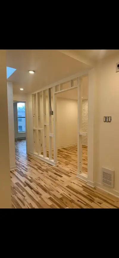 GRAND 4 ½ AVEC BALCON – DERNIER ÉTAGE D’UN TRIPLEX – DISPONIBLE MAINTENANT– 2150$/mois (English vers...