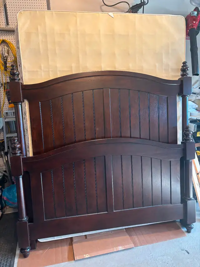 Queen size bed c/w headboard, footboard & frame in Beds & Mattresses in Strathcona County - Image 2